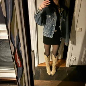 Knähöga cowboy boots med klack - Säljer mina helt oanvända cowboy boots då de är lite för stora för mig. Materialet på ovansidan är mocka 