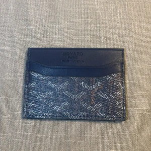 Blå kortfodral med flera fack, exklusiv och klassisk modell blå färg  - Snyggt blått kortfodral med snyggt mönster, det ser exklusivt ut. Passar till det mesta, detta fodral har flera kortfack och en elegant design. Perfekt för att hålla dina kort organiserade med stil.