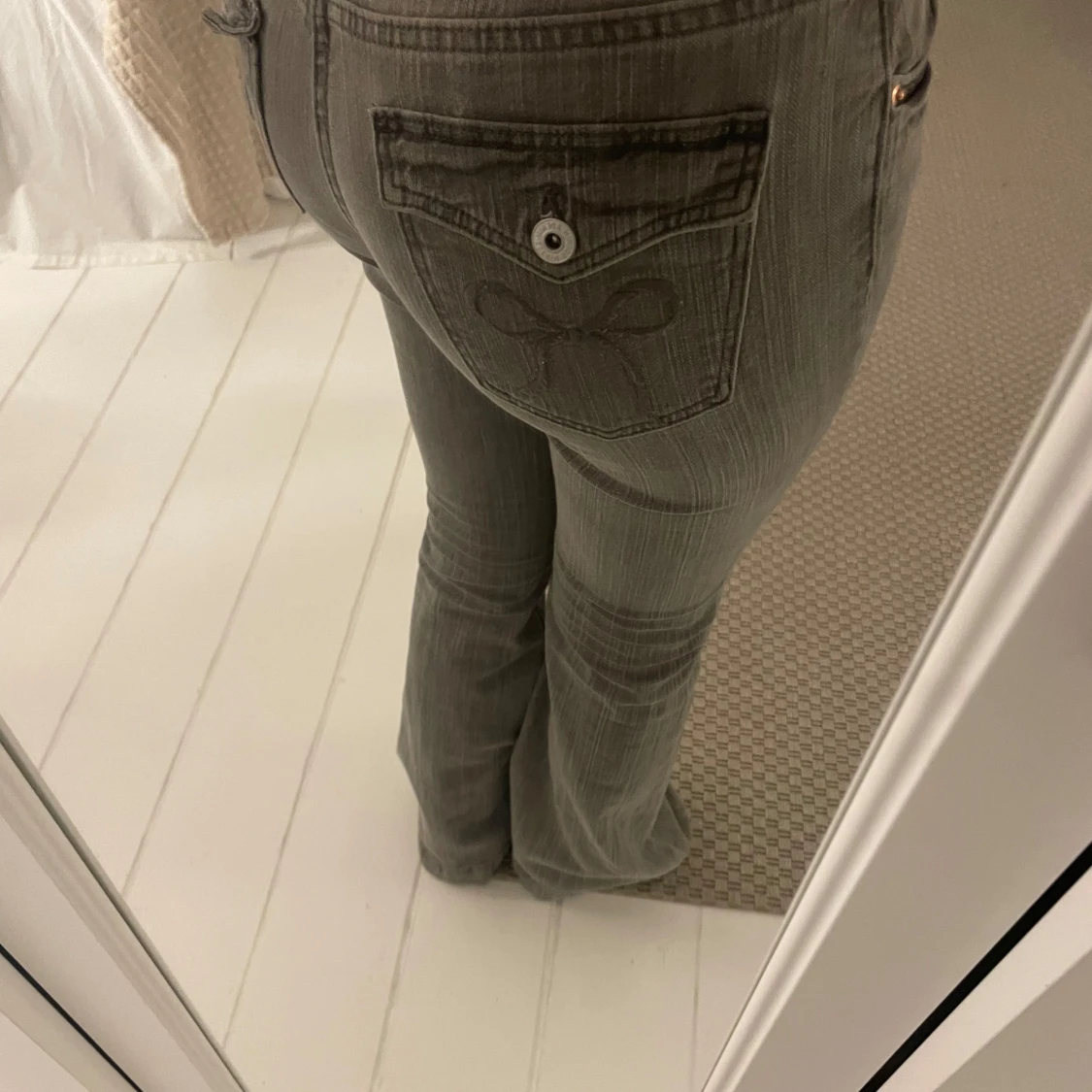 Grå jeans med rosett-detalj - 24