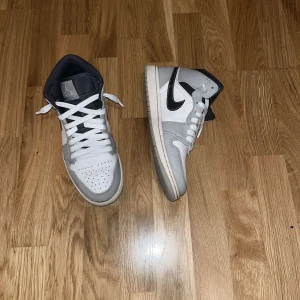 Jordan 1s smoke grey - Hej! Pris kan diskuteras vid snabb affär och skorna är storlek 42, bäst skick som möjligt och dom är köpta i soleplus men har ej tyvärr kvitto men är 100% äkta