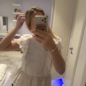 Blus  - Blus med volang helt ny säljer för 320! 270 vid snabb affär! Inga hål defekter osv. Fraktas samma dag eller dagen efter