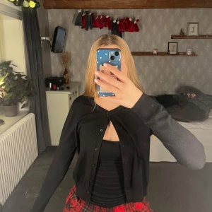 Finstickad kofta H&M  - Finstickad kofta från h&m i originalskick. Stl M med skulle säga att den är lite mer åt Stl S hållet. 