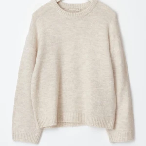 Stickad tröja - Så fin och mysig beige stickad tröja från från Gina Tricot i superbra skick💞😍