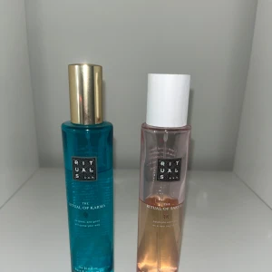 Parfym - Två parfymer från Rituals: The Ritual of Karma i en turkos flaska med guldfärgat lock och The Ritual of Sakura i en rosa flaska med vitt lock. Ny pris 239 st. En är halvfull och en är över halva🥰 Går att köpa separat men säljer helst ihop🩷