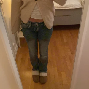 Coola jenas  - Intressekol på mina snygga jenas, super coola och sköna. Jag har sytt ner dom till lågmidjat och dom sitter nu mycket bättre och blev mycket snyggare. Skriv för mer frågor💗