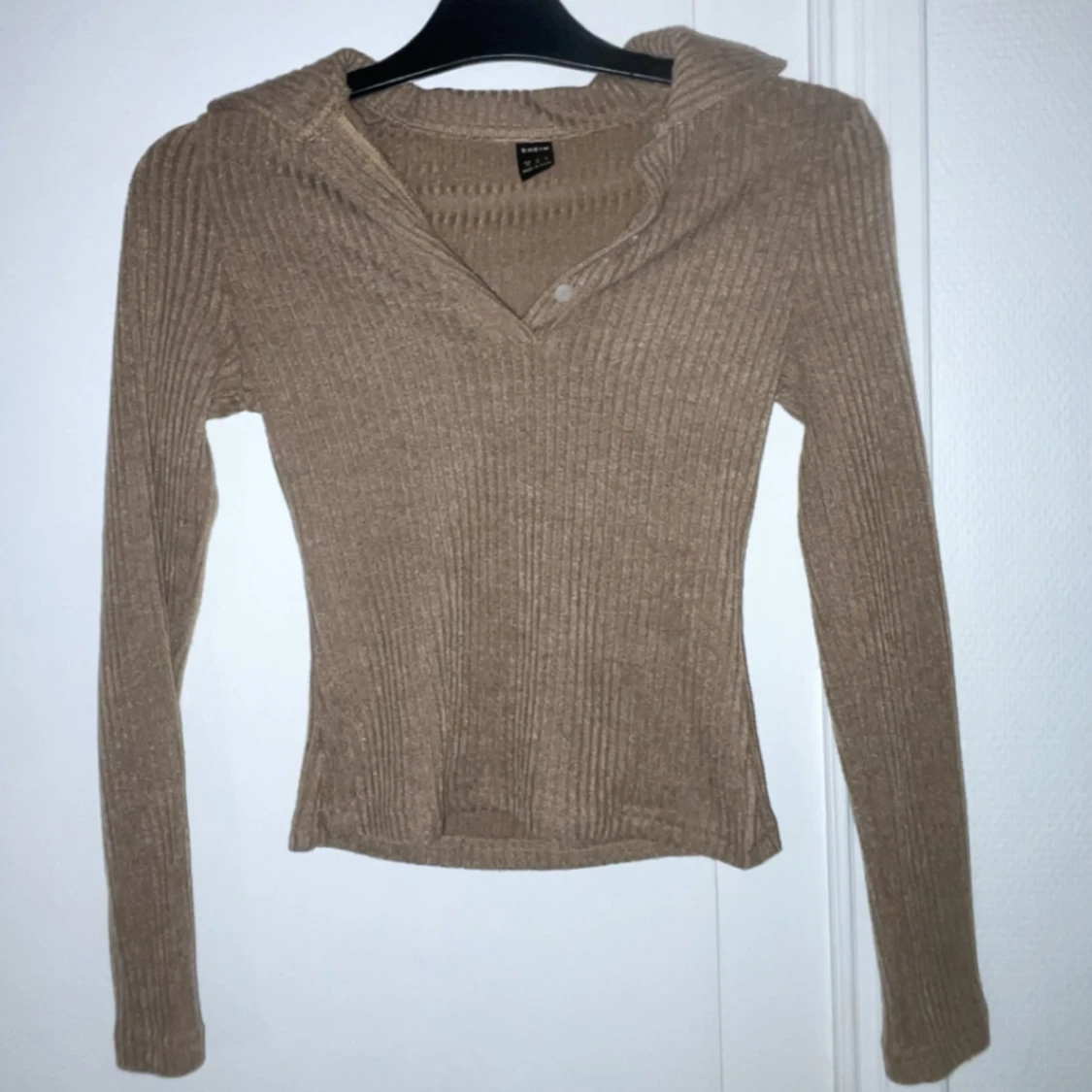 Beige ribbad tröja med knappar