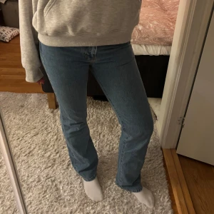 Blå jeans - Säljer ett par klassiska blå jeans med en straight passform. De är midwaist och är perfekta för en med långa ben. Storlek waist 27 och length 34💕