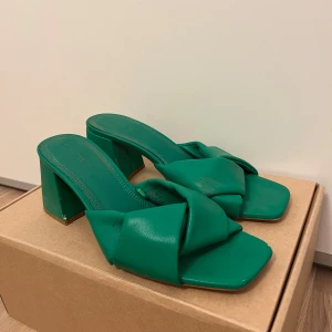 Gröna sandaler med klack - Snygga gröna sandaler med bred klack och knytdetalj. Perfekta för att ge en färgklick till din outfit.
