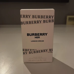 Burberry Her London Dream Eau de parfum Parfum - Burberry Her London Dream Eau de Parfum i en elegant glasflaska med en stilren vit kork. Doften är fräsch och blommig, perfekt för den som vill ha en modern och drömlik känsla. Flaskan rymmer 50 ml och kommer i en snygg förpackning med Burberrys klassiska logotyp. Endast testad. Lukten passade inte mig. Nypris 960 kr.