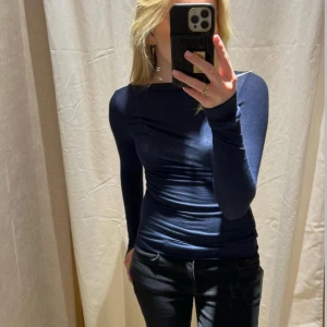Mörkblå långärmad topp från Intimissimi - Säljer en elegant mörkblå långärmad topp från Intimissimi, tillverkad med kashmir. 😍