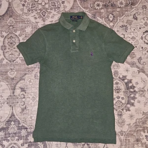 Grön pikétröja från Ralph Lauren - Säljer min gröna ralph lauren pike som är för liten för mig. Skick 8/10 använd men i bra skick.. Pris kan diskuteras 