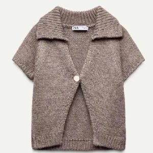 Beige stickad kofta från Zara - Säljer en mysig beige stickad kofta från Zara med korta ärmar och en knapp framtill. Aldrig använd, prislappen sitter kvar, Skicka meddelande så kan ja skicka egna bilder