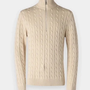 Beige stickad zip hoodie - Snygg beige stickad tröja från Selected Homme med kabelstickat mönster och dragkedja vid halsen. Perfekt för kyliga dagar med sin mjuka och bekväma passform.
