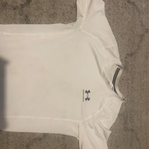  Under Armour compression shirt - Säljer en vit kompressionströja från Under Armour. Den är i perfekt skick vara använt 2 gånger. 
