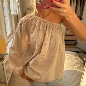 One shoulder blus - Sååå himla fin blus!! Aldrig använd, i superbra skick