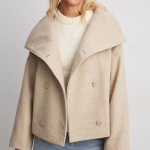 Kort dubbelbröstad kappa - Säljer denna fina jacka från Nakd! Hör av er vid fler bilder💘Nypris 1000kr