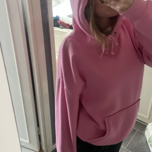 Rosa hoodie - Gosig rosa hoodie från bikbok i super fint skick då den knappt är använd. Storlek s. 