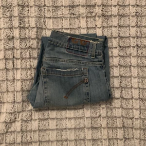 DonDup Jeans! STEAL - Ett par feta jeans från märket ”DonDup”. Jeansen är i bra skick med ett hål vid ena knät! Hör gärna av dig vid funderingar eller fler bilder!🙌