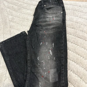 Svarta Dsquared jeans  äkta - Väldigt unika och populära jeans perfekt för dagen att vara stilig.