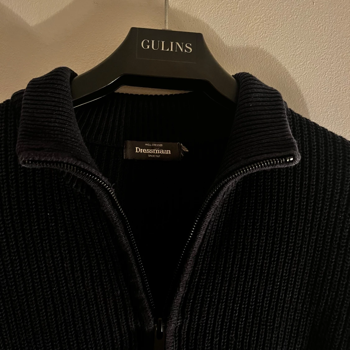 Svart stickad tröja från Dressmann - 91