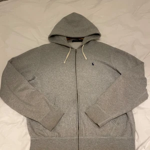 Ralph lauren zip hoddie - Säljer min gråa Ralph Lauren zip hoddie. Den är i mycket bra skick. Inga defekter alls. Storlek M. Mitt pris 849, nypris 2100. Hör av er för fler bilder eller vid funderingar!