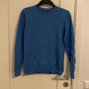 Blå tröja från Lyle & Scott - Lyle scott tröja i bra skick men säljs då den är för liten. Inga defekter men priset då jag vill ha en snabb affär.