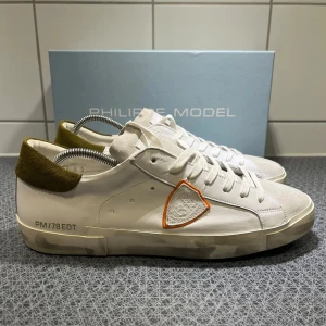 Philippe Model skor  - Tjena säljer nu dessa tvärfeta Philippe model. Helt nya med box, dustbag och kort. Tveka inte på att höra av dig vid minsta fråga eller fundering 😁