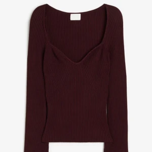 Vinröd ribbad topp - Snygg vinröd ribbad topp med långärmad design och en smickrande passform. Ärmarna är lite vida längst ner som gör tröjan så snygg! 😍😍
