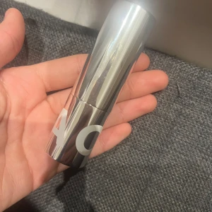 CAIA, Silverfärgad concealerstick - Köpte fel färg, har bara testat den en gång på min hand 