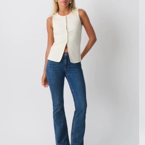 Blå jeans med bootcut - low waist jeans ifrån gina med bootcut. säljer pga försmå, köpt för 500 säljer för 350 då det finns defekt på baksidan vid slutet av byxan. 