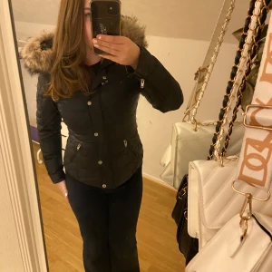 Rock And Blue kort modell jacka  - Vinter jackan som endast har används en vinter. Säljer den då den inte kommer till användning. Det är äkta päls och är i god skick med inga skador, därav priset! Storleken passar för dig som har både 34, 36 eller 38🩷Köptes för 4000kr, men säljer den för 1840kr.