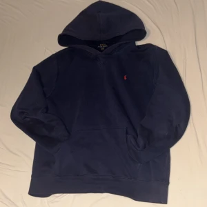  Ralph Lauren hoodie - snygg mörkblå hoodie från Ralph Lauren med röd logga | Tröjan har en bekväm passform och en mysig huva. 7/10 | XL men liten i storleken så sitter som en S eller M pris går att diskutera 🔥