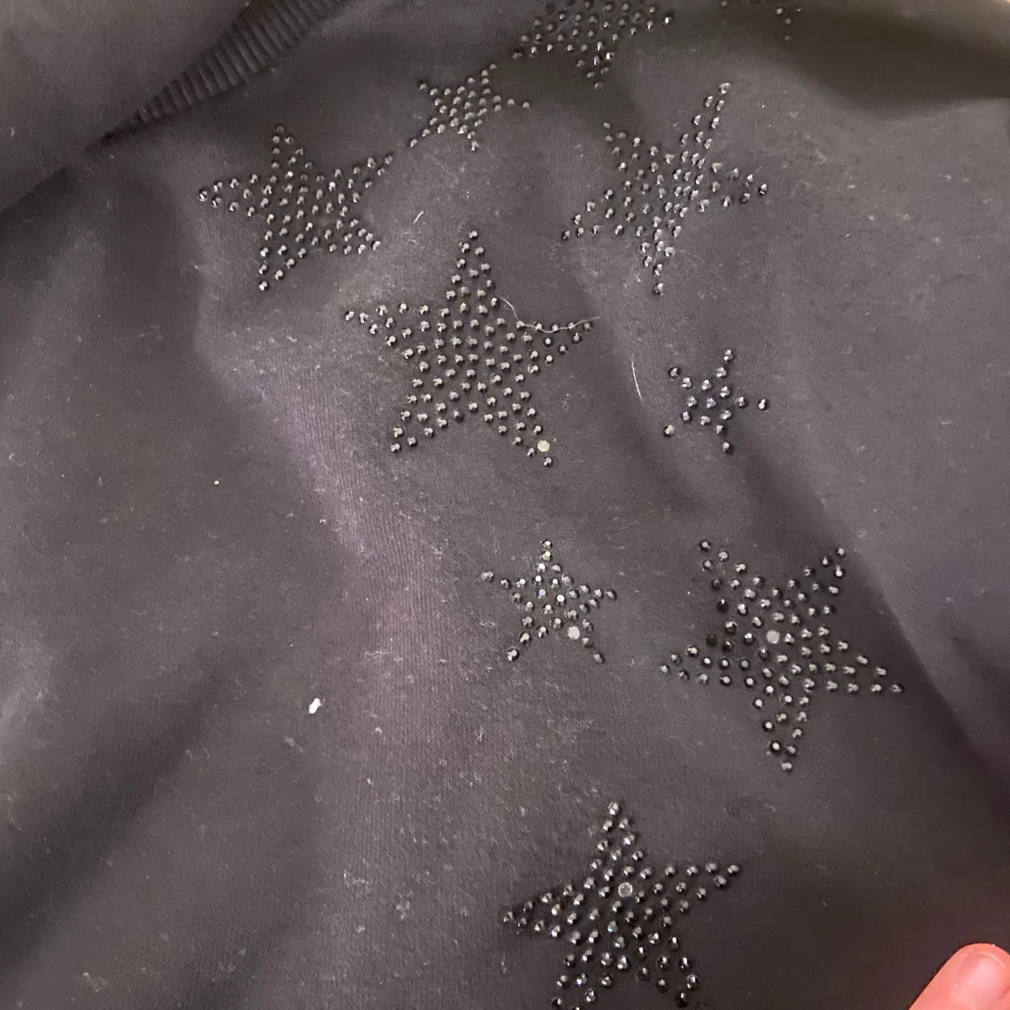 Svart tröja med stjärndetaljer - 90