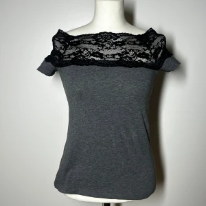 Off shoulder spets topp h&m - Den super populära spets toppen från h&m, storlek s. Köp sker via köp nu. Jag postar inom 24h. Kvar tills markerad såld 