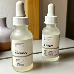 35kr för båda! Serum från The Ordinary - Två flaskor serum från The Ordinary.🤍 Den ena är 'Buffet' Peptide Serum och den andra är Hyaluronic Acid 2% + B5. Använda lite förra året och vet inte om de fortfarande funkar. Men de ser fräscha ut som innan och verkar inte ha blivit dåliga. Vet dock inte så säljer billigt om nån ändå vill ha. I bild två ser man hur mycket som är kvar. Säljer tsm eller enskilt, som ni vill🧖🏽‍♀️💗pris för båda