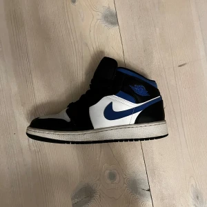 Nike Air Jordans i svart, blå och vit - Säljer ett par Nike Air Jordans i snygg färgkombination av svart, blå och vit. Skorna har klassisk snörning och är i  bra skick. Perfekta för både vardag och fest! 🏀