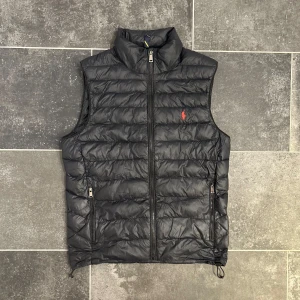 Polo Ralph Lauren Väst - Säljer denna grymma Ralph Lauren västen i storlek XS. Den är endast använd ett fåtal gånger och därför i riktigt bra skick. Hör av dig om du har några frågor!