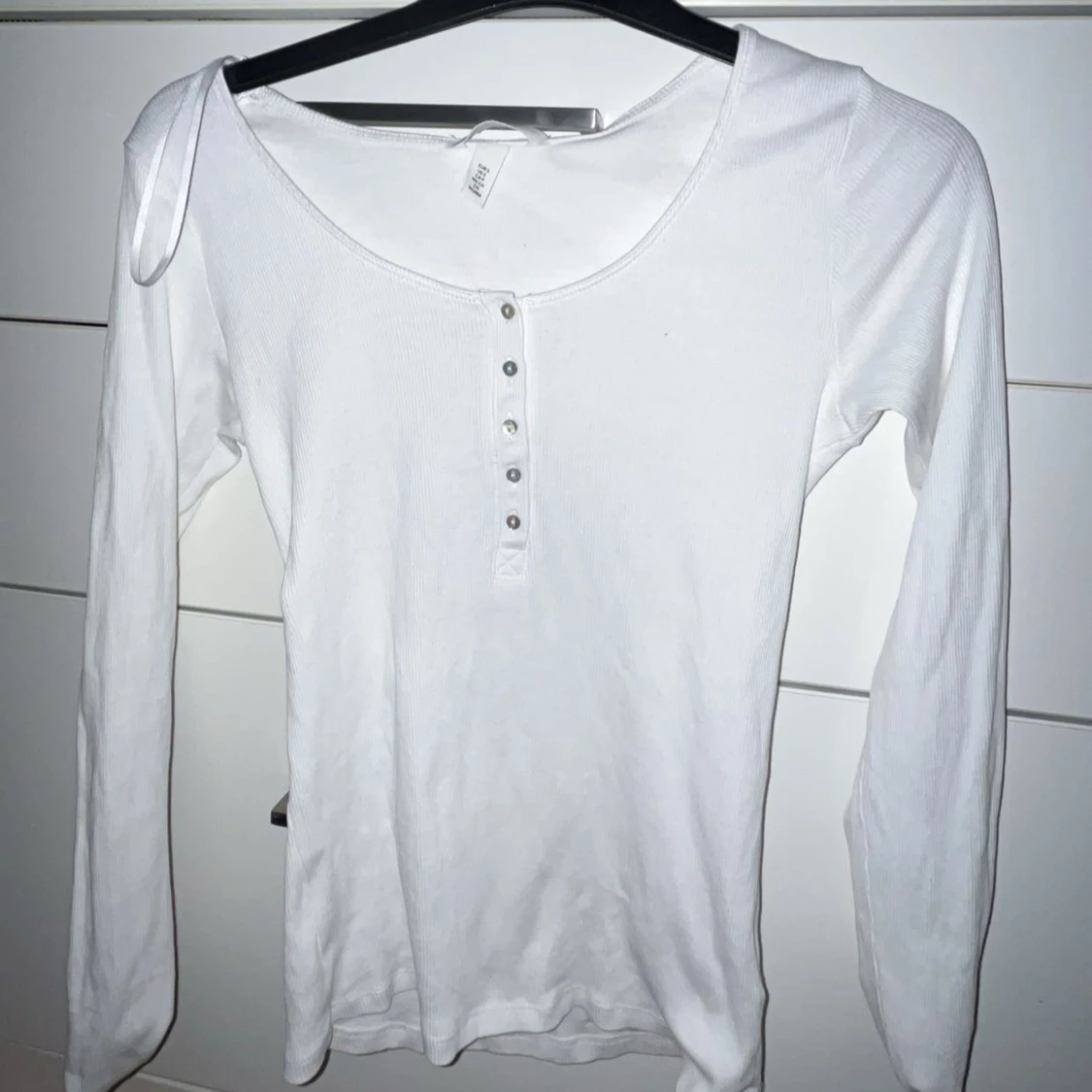 Vit långärmad topp med knappar