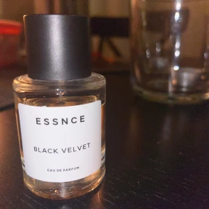 Essnce Black Velvet Eau de Parfum - Säljer en elegant flaska Essnce Black Velvet Eau de Parfum. Tyvärr kommer den inte till användning..