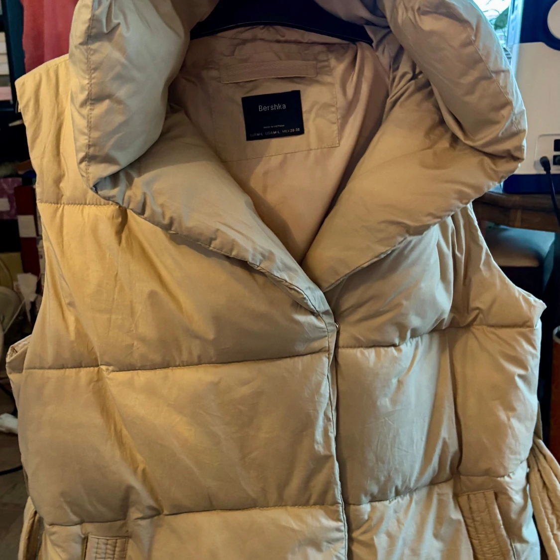 Beige dunväst från Bershka