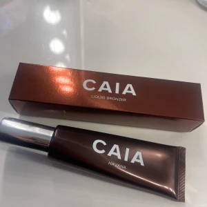 CAIA Liquid Bronzer Havana - Flytande bronzer från CAIA i nyansen Havana. Jag råkade beställa den i fel färg vilket jag märkte när jag testade den. Den är alltså öppnad och testat en gång men den har en pump så inga bakterier eller liknande finns på den. Den är full och köpt nu under black friday