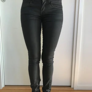 G star raw Svarta jeans Stl W25 L32 - Snygga svarta skinny jeans med normal/låg och dragkedja på bakfickorna. Snygga svarta jeans med normal/låg midja och smala ben. G star raw Midge cody Mid skinny. 70% bomull/Poly/elastan. Matt lite läderlook, mjuka o smidiga på. Storlek w25 L32.  Använda en gång, Nytvättade o strukna. Mkt fint skick inga defekter. Säljes då de blev för små för mig. Nypris 1400:-. Rök o djurfritt hem
