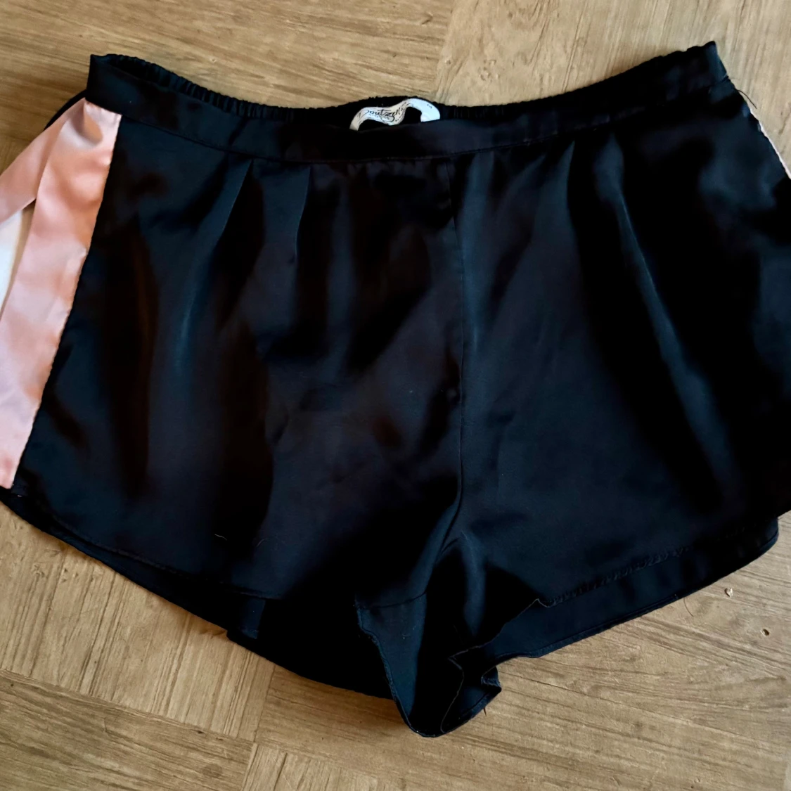 Svart och rosa linne och shorts från Hunkumöller/Denizens - 92