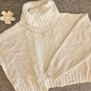 Stickad tröja med turtleneck - Stickad tröja med turtleneck och ett fint flätat mönster! 🫶