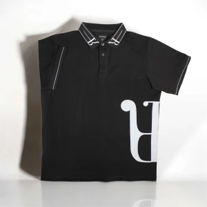 Début noir shirt - This polo shirt combines comfort with a refined, relaxed fit. Crafted from soft cotton, it features the Auro logo on the side for an asymmetrical touch, along with a discreet logo detail on the collar and an exclusive white-ring button.
