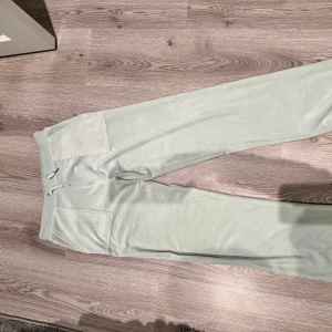 Ljusgröna juicy byxor storlek 15/16  - Säljer ett par ljusgröna juicy byxor i nyskick, endast provade så superfina i skick. Säljes då de är för stora. Köpta på kids brainstore och i storlek 15/16. (Köparen står för frakt) 