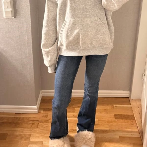 Blå bootcut jeans - Snygga blå bootcut jeans med låg midja från zara. Storlek 34🫶🏽