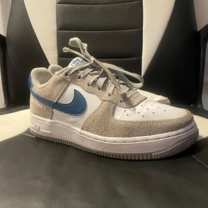NikeAir Force 1 Low "Athletic Club Marina Blue" sneakers - Säljer ett par Nike Air Force 1 Low "Athletic Club Marina Blue" sneakers. Skorna är i väldigt bra kvalitet. Och i väldigt bra skick. Har tyvärr inte skokartongen kvar. Priset kan diskuteras.