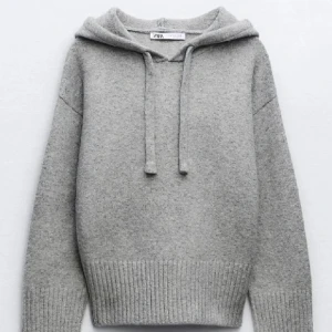 stickad hoodie - super söt stickad hoodie från zara som endast är använd ett fåtal gånger. skriv för egna bilder, försöker alltid posta samma dag💘 många intresserade skriv om ni är intresserade att köpa eller köp direkt för 500kr.💘