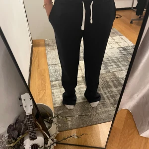 Russemerch mjukisbyxor - Säljer ett par helt nya russemerch marinblåa mjukisbyxor. Byxorna har en bekväm passform och är perfekta för en avslappnad stil. 